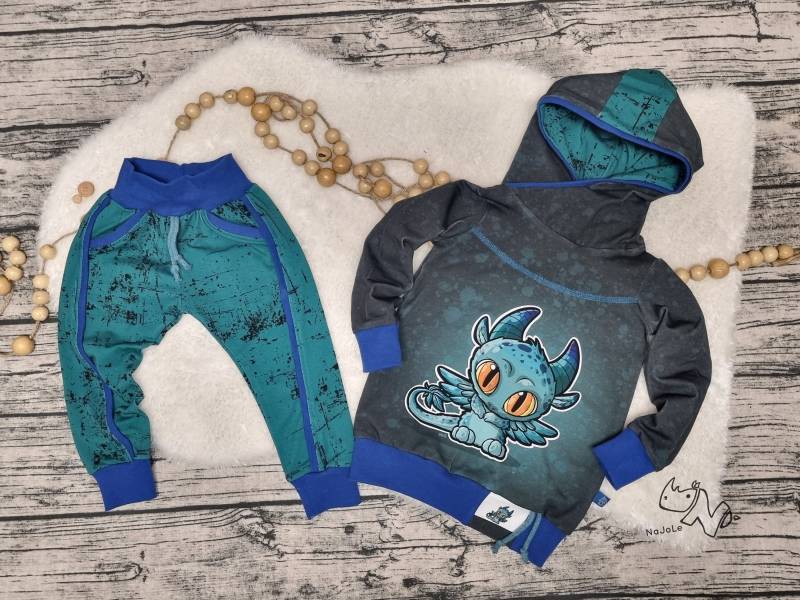 Kinderkleidungsset Bestehend Aus Pullover Mit Kapuze Und Einer Langen Hose Einem Kleinen Monster in Der Größe 92 von NaJoLe