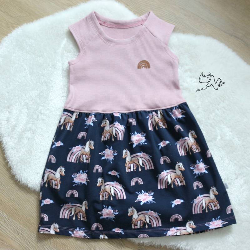 Kleid Mit Pferden Und Regenbögen Einem Rosafarbem Oberteil Regenbogen Blauen Rock in Größe 104 von NaJoLe