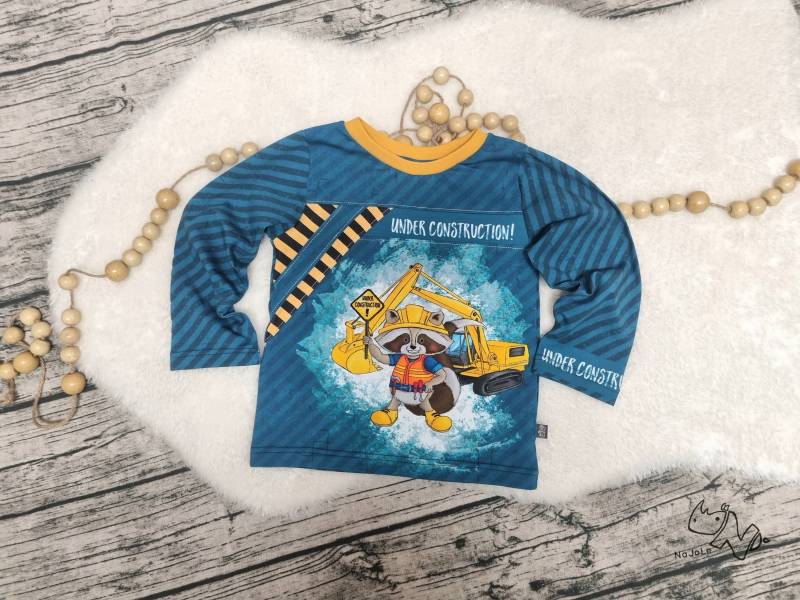 Langarmshirt Für Jungs Und Mädchen Mir Einem Bagger, Waschbär Mit Bauhelm Baustellenstreifen in Größe 104 von NaJoLe