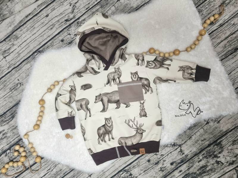 Pullover Für Jungs Oder Mädchen Mit Kapuze in Der Farbe Creme Waldtieren Und Kleiner Brusttasche Größe 92 von NaJoLe