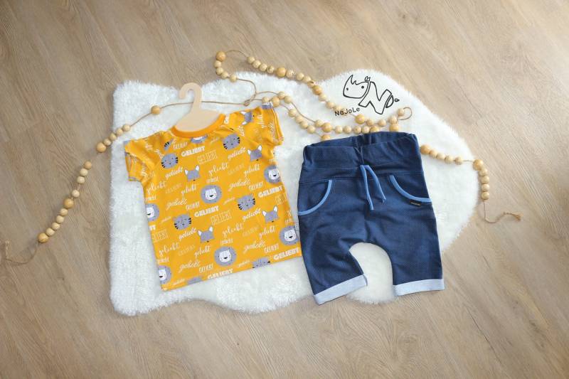 Set Aus T-Shirt Und Kurzer Hose Mit Dem Aufdruck Geliebt in 98 von NaJoLe