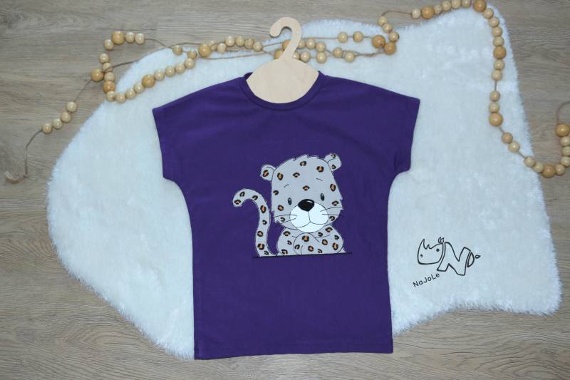 T-Shirt/Langarmshirt Mit Gesticktem Leopard Für Jungs Und Mädchen in Wunschfarbe, Leopardenshirt, Personalisiertes Shirt von NaJoLe