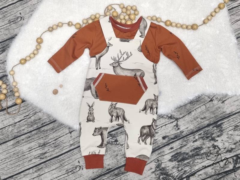 Waldtiere Kleidungsset in Größe 74 Für Jungs Und Mädchen Bestehend Aus Latzhose Beige Mit Tasche Langarmshirt Der Farbe Rost von NaJoLe