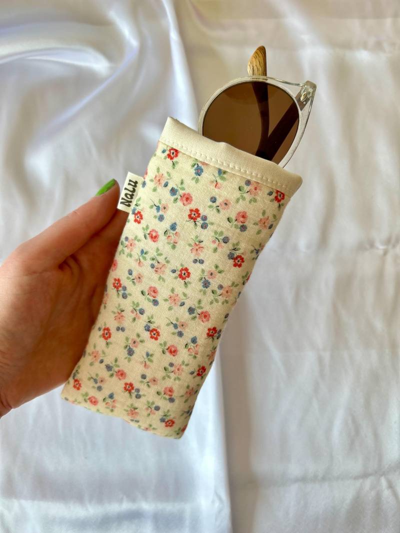 Brillenetui Brillentasche Für Sonnenbrillen, Lesebrillen Gepolstert Genäht Aus Baumwolle | Verschiedene Muster Blumen Beige Musselin von NaLuHandmadeGermany