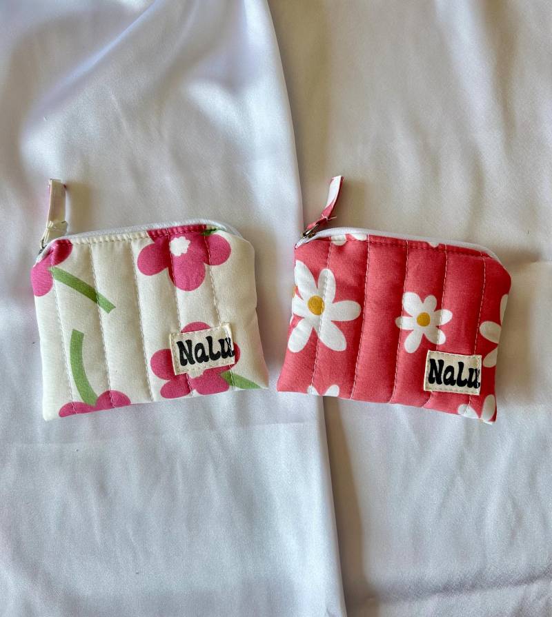 Kleine Kartentasche Münztasche Für Die Handtasche Mit Spitze | Quilted Coinpurse Blumen Pink Weiß Floral Baumwolle Mini Portemonnaie von NaLuHandmadeGermany