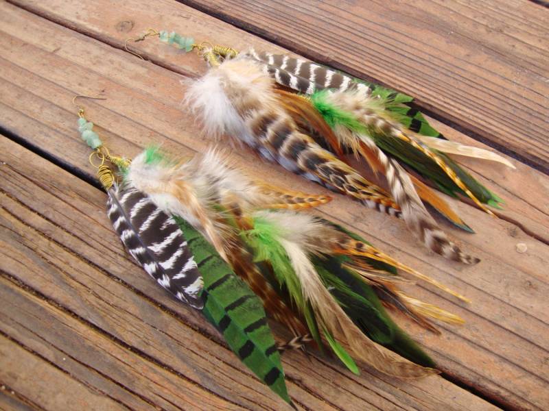 Individuelle Volle Und Flauschige Grüntöne Brauntöne Mit Grizzly Feder Ohrringe Individuelle Volle Und Flauschige Grüntöne Brauntöne Mit Grizzly Feder Ohrringe von NaTuRaLLyMYsTiCaL