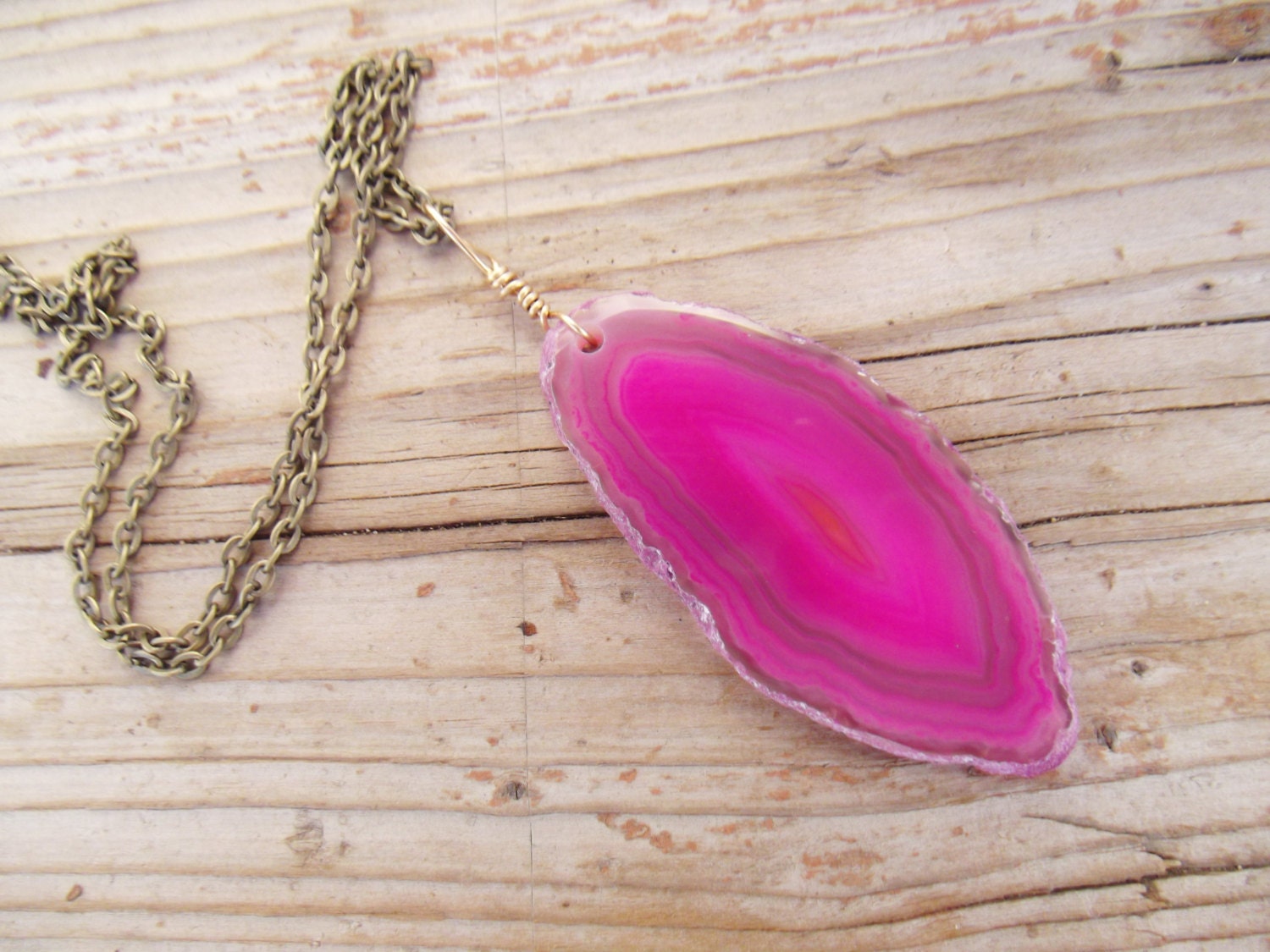 Schöne Heiße Rosa Wirbel Achat Slice Auf Alter Messingkette Schöne Heiße Rosa Wirbel Achat Slice Auf Alter Messingkette von NaTuRaLLyMYsTiCaL