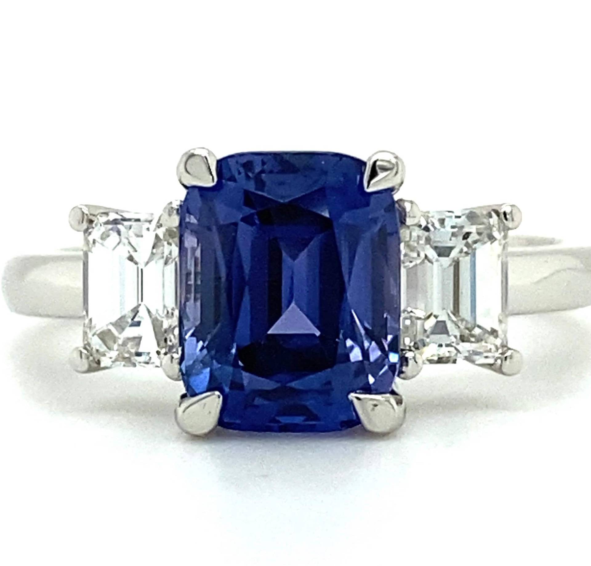 Atemberaubender Gia Unerhitzt 3, 5 Ctw Blau Violett Farbwechsel Ceylon Saphir & F Vvs Diamant Ring Platin Smaragd Verlobung Drei Stein Kissen von NabatiJewelry