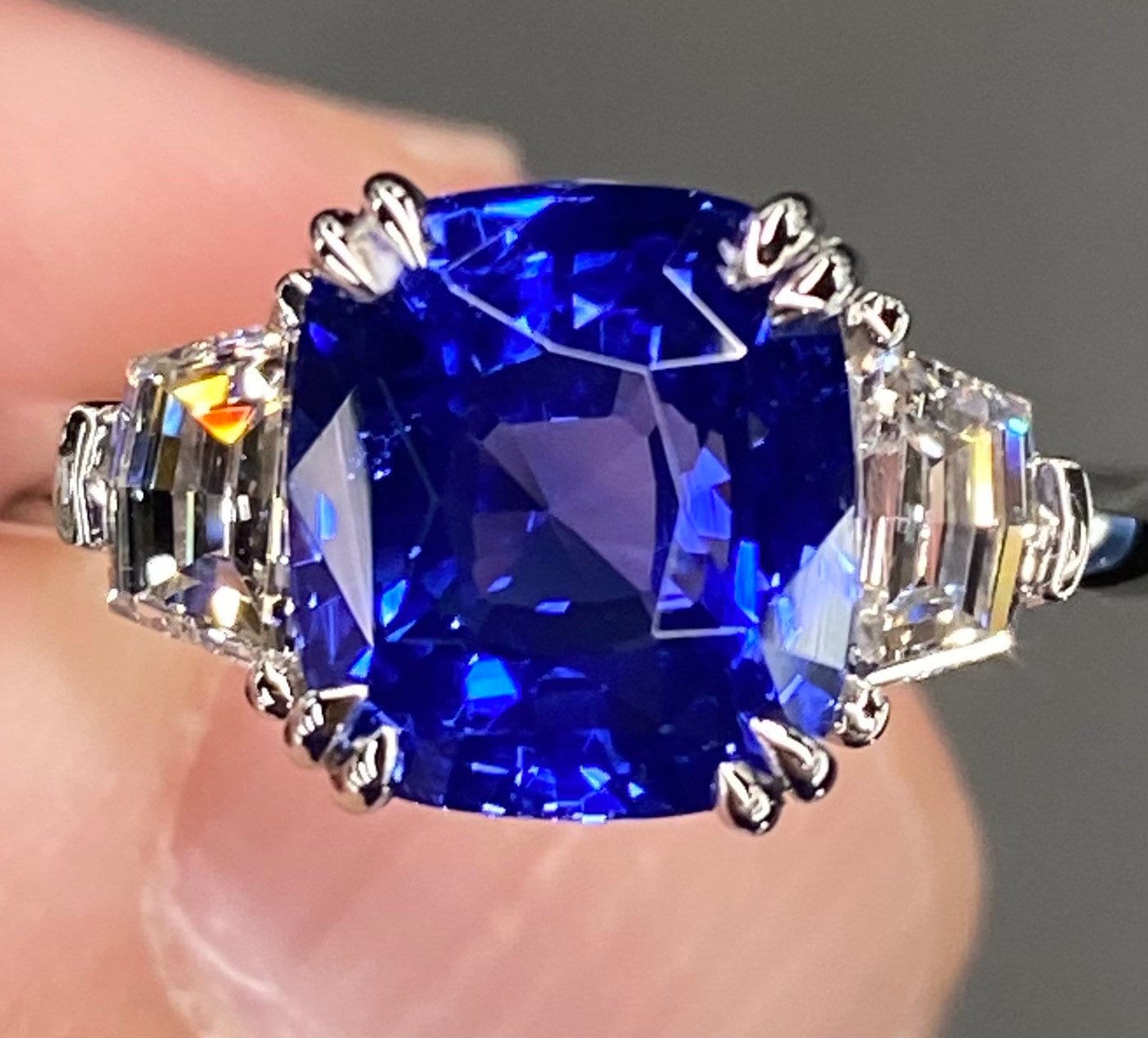 Außergewöhnliche Gia 5 Ctw Peacock Blue Ceylon Saphir & D Vvs Diamant Ring Platin Kissen Drei Stein Verlobung Statement Art Deco Royal von NabatiJewelry