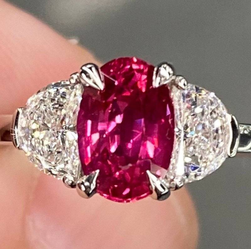 Außergewöhnliche Gia Unbehitzte 2.2 Ctw Vivid Red Ruby & F Vvs Diamant Ring Platin Drei Stein Verlobung Oval von NabatiJewelry