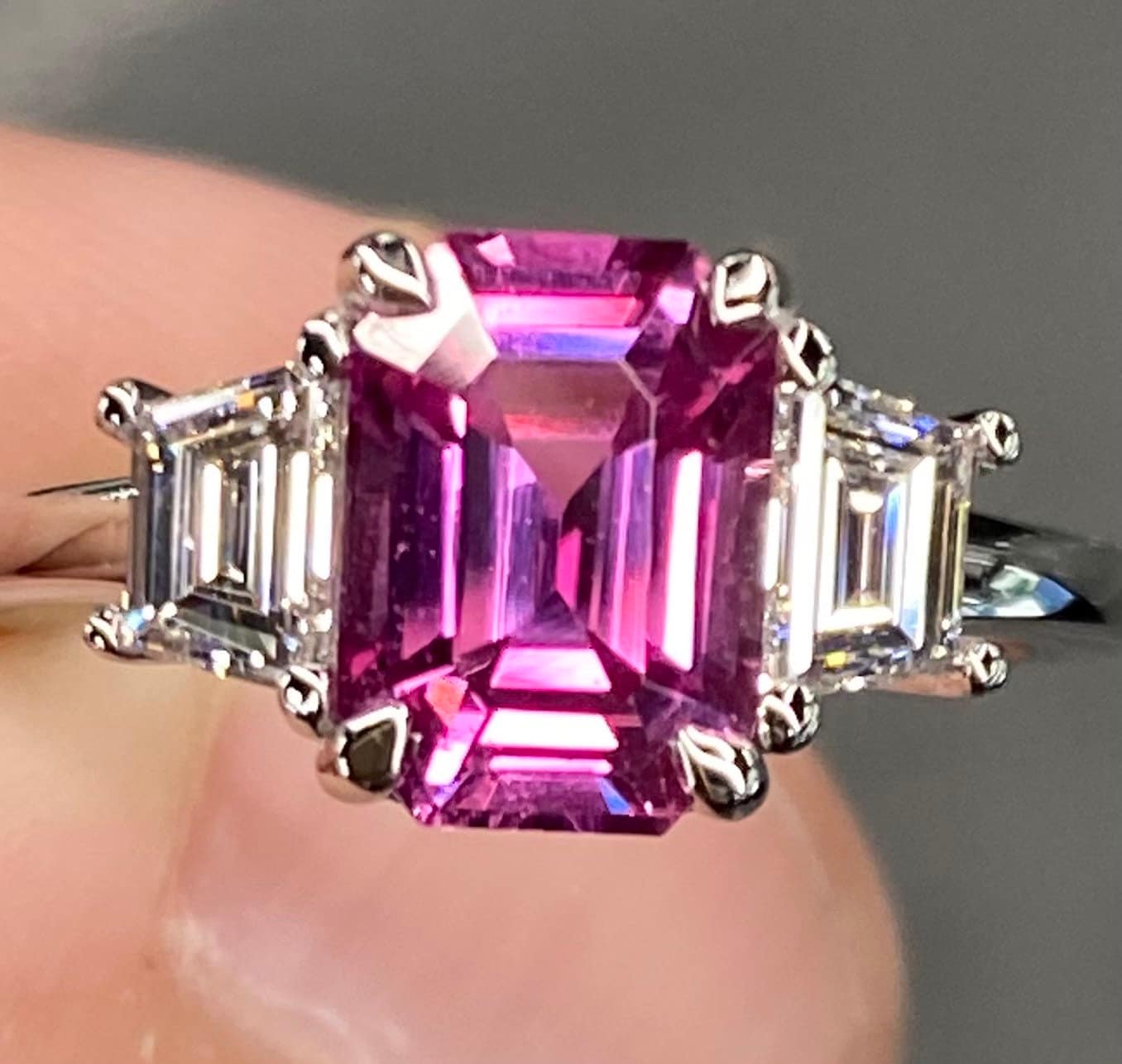 Außergewöhnlicher 3.3 Ctw Vivid Purple Pink Saphir & E Vvs Diamant Ring Platin Smaragd Schliff Art Deco Statement Verlobung Drei Stein von NabatiJewelry