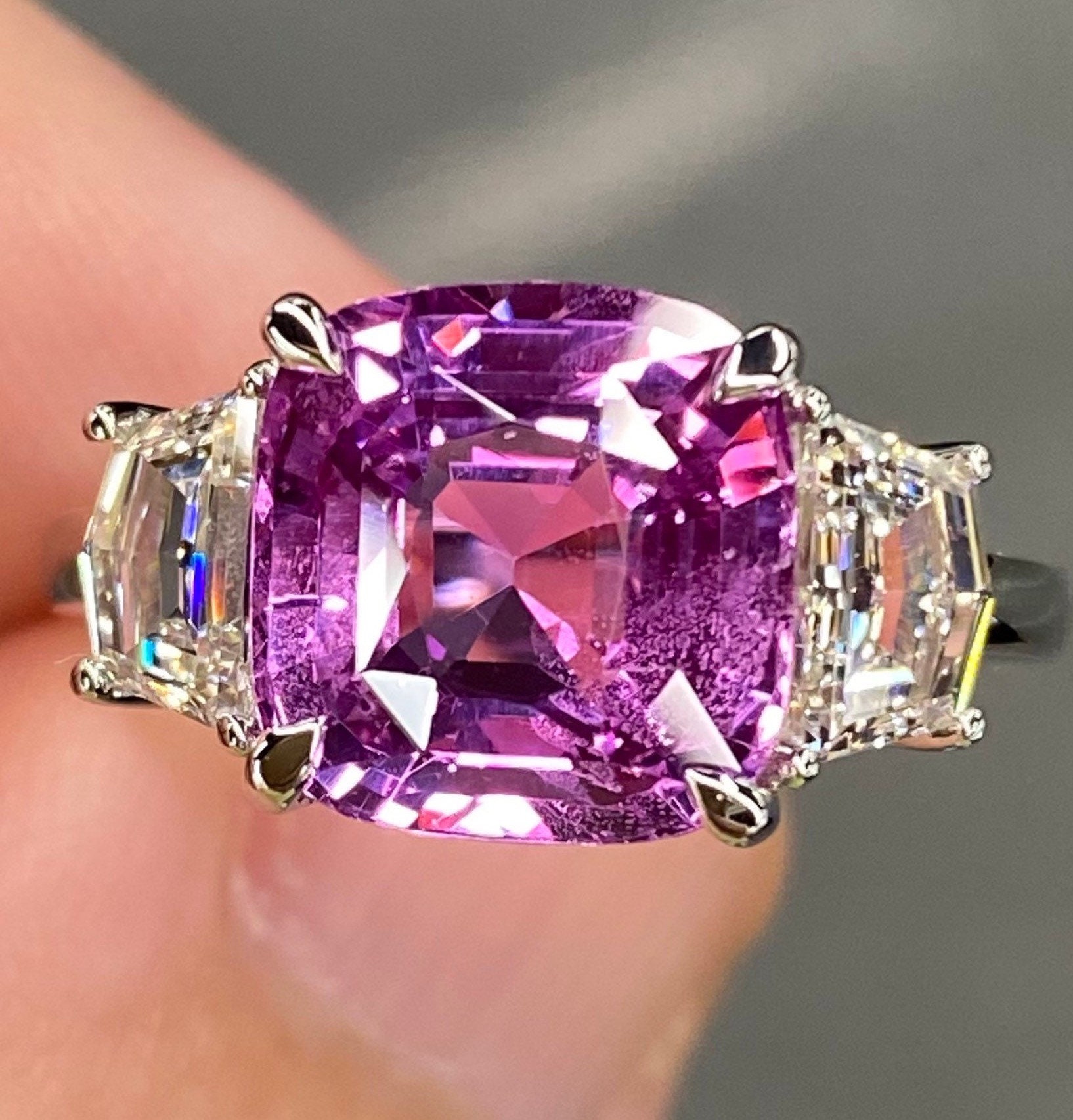 Erstaunliche Gia Unerhitzte 6, 1 Ctw Pink Sapphire & F Vvs Diamond Ring Platin Kissen Drei Stein Verlobung Statement Art Deco von NabatiJewelry