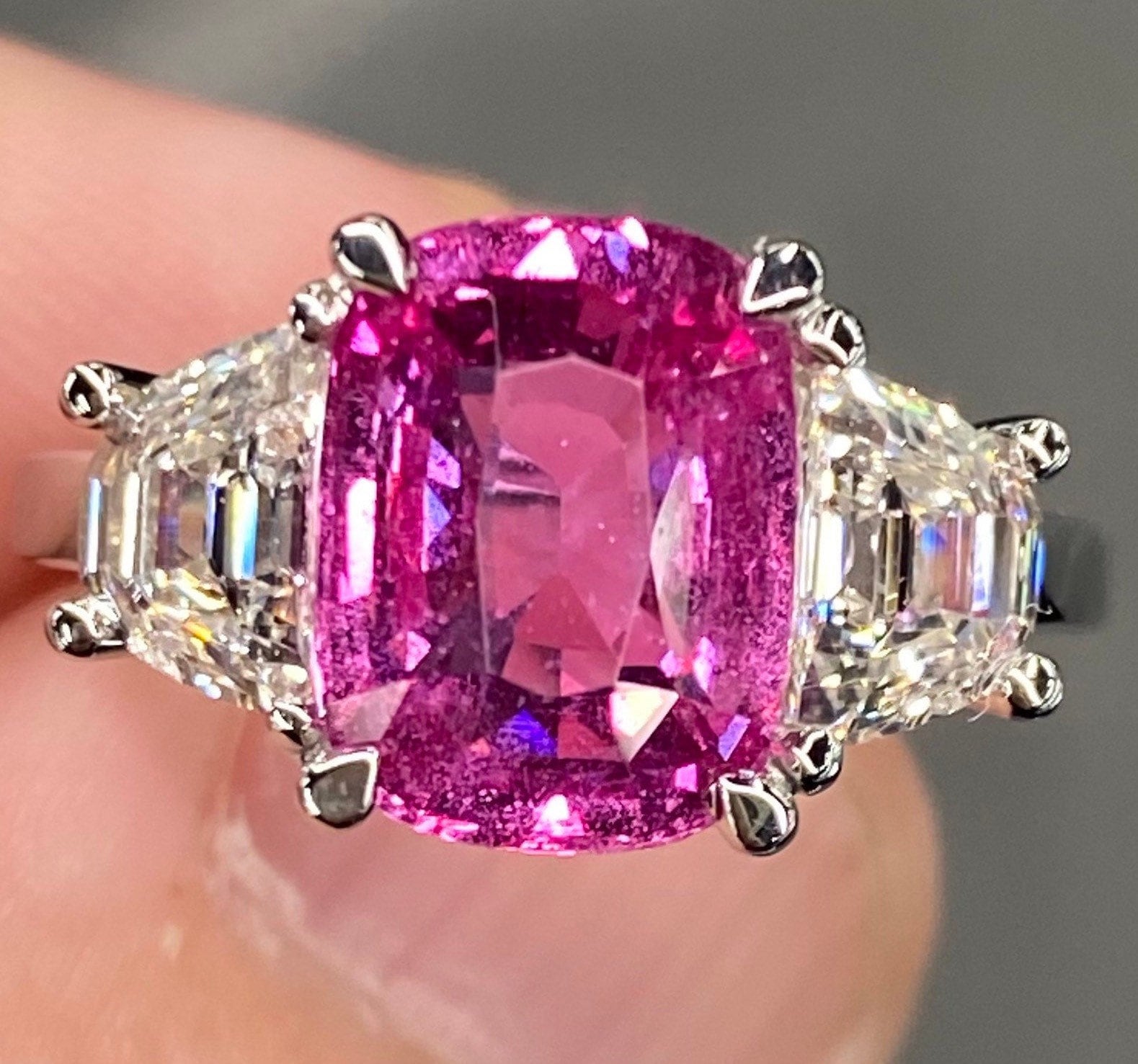 Wunderschöne Unbehitzte 5, 7 Ctw Vivid Pink Sapphire & Diamant Ring Platin Kissen Verlobung Drei Stein Hot von NabatiJewelry