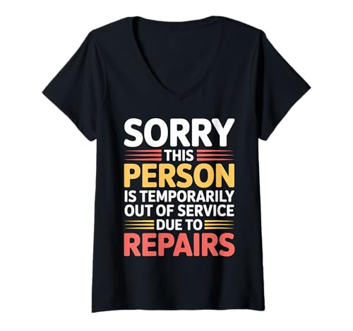Damen Person Temporarily Out of Service for Repairs |--- T-Shirt mit V-Ausschnitt Damen Person Temporarily Out of Service for Repairs |--- T-Shirt mit V-Ausschnitt von Nach der Operation Erholung Humor