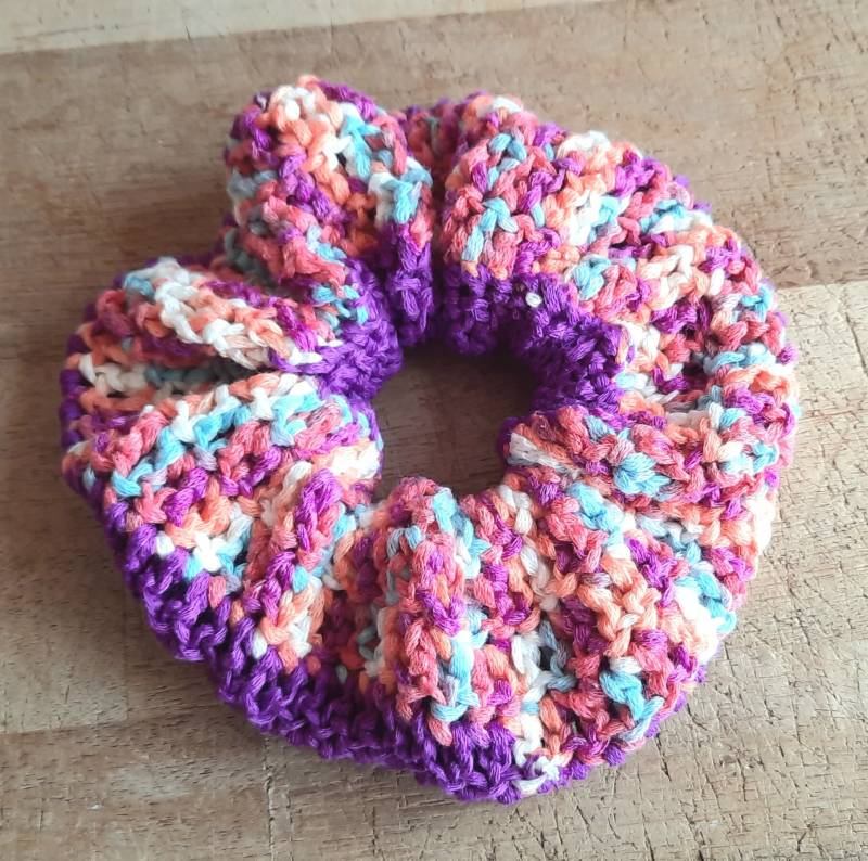 Gehäkelter Scrunchie Haargummi Lilalaune von Nachtklabauter