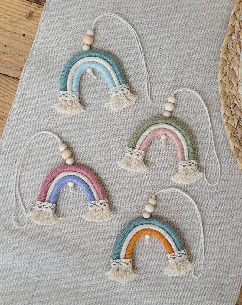 Miniregenbogen, Regenbogenanhänger, Makrameeanhänger, Rückspiegelanhänger Makramee Regenbogen, Mitbringsel, Geschenkidee, Glücksbringer Miniregenbogen, Regenbogenanhänger, Makrameeanhänger, Rückspiegelanhänger Makramee Regenbogen, Mitbringsel, Geschenkidee, Glücksbringer von NadWi68
