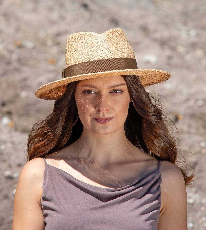 Fedora, Handgefertigter Designer Damenstrohhut Im Androgynen Stil Mit Breiter, Gerader Krempe Aus Naturfarbenen Baobab-Fasern, Vincent von NadaQuenzel