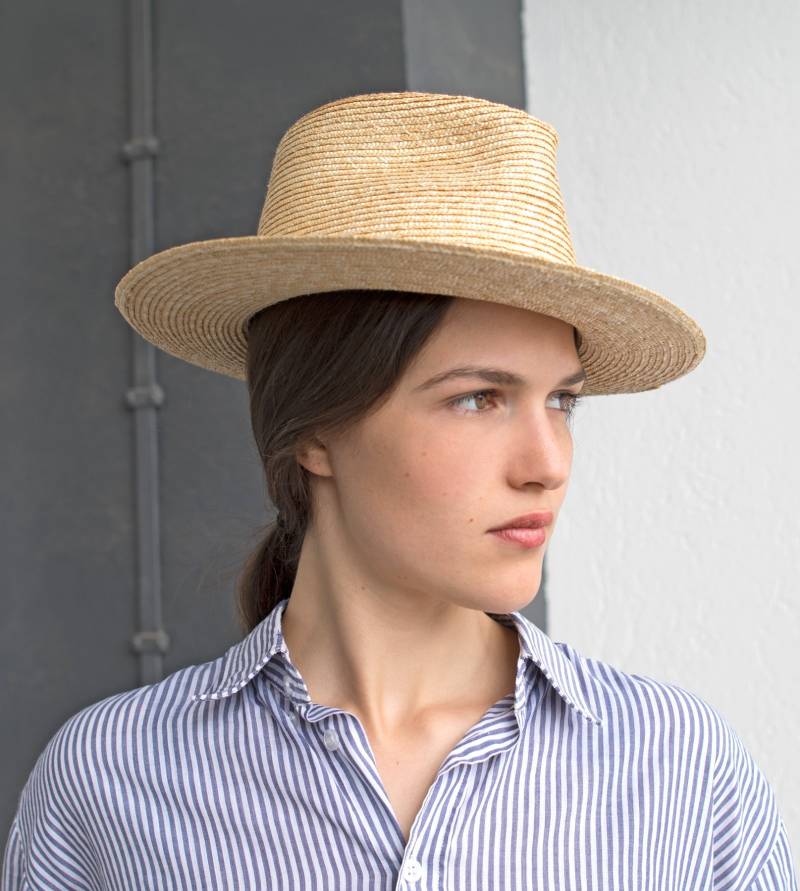 Handgefertigter Sommer Fedora Für Sie & Ihn Aus Dichtgeflochtenem, Flexiblem Weizenstroh. Eleganter Strohhut Mit Gerader Krempe, Jaspar von NadaQuenzel