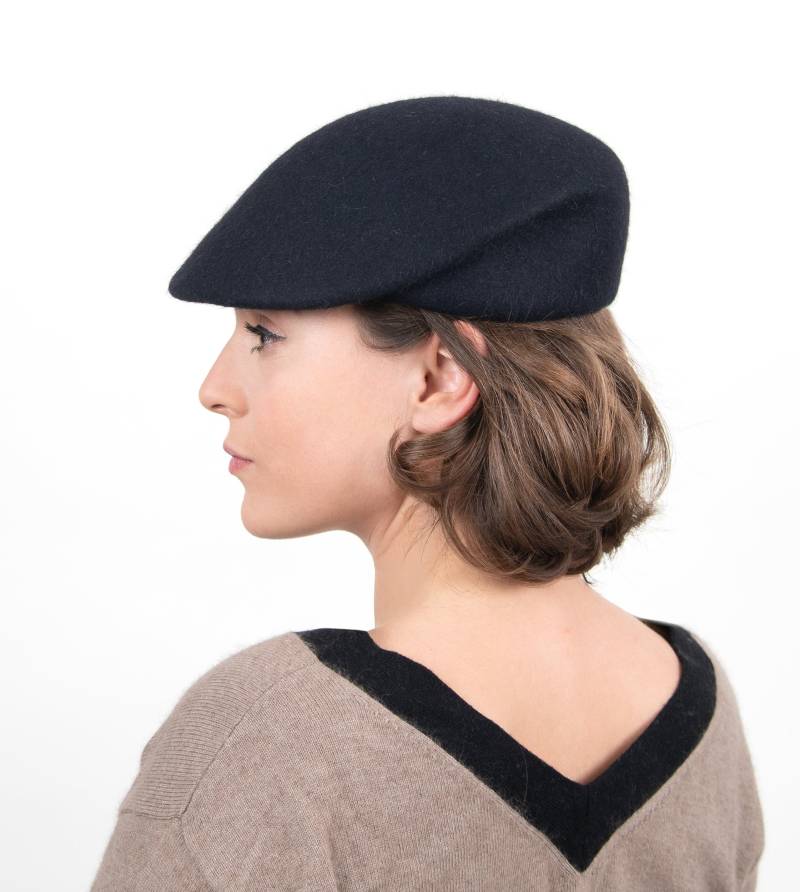 Nachtblaue Kappe Mit Raffinierter Faltung Aus Haarfilz. Handgefertigter Leichter, Wärmender Designerhut Für Sie/Ihn Im Minimalism Chic. Lou von NadaQuenzel