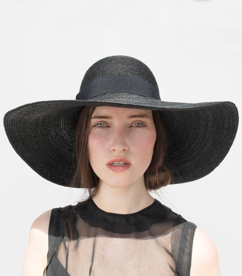Schwarzer, Eleganter Damen Sommerhut Mit Breiter Krempe Aus Feingeflochtenem Weizenstroh. Handgefertigtes Designerhut-Unikat, Emanuelle von NadaQuenzel