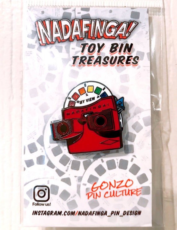 Meine Ansicht - Spielzeug Bin Schätze Serie, Cloisonne Pins, Coole Benutzerdefinierte Anstecknadeln, Viewmaster von NadafingaPinDesign