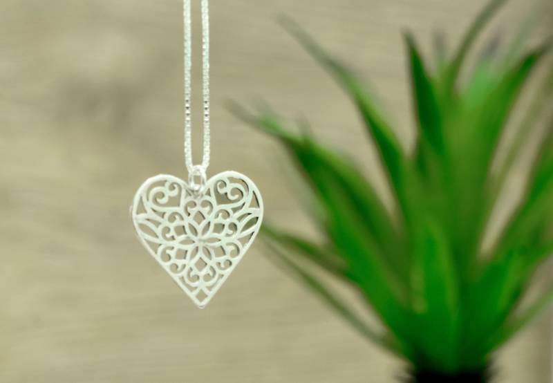 Atemberaubende Sterling Silber Floral Hohl Herz Halskette in Filigraner Technik von NadavArtJudaica