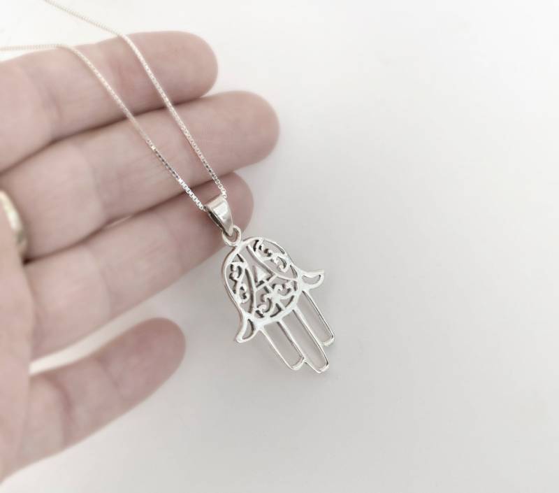 Extra Große Sterling Silber Hamsa Halskette Mit Cut-Out Design von NadavArtJudaica