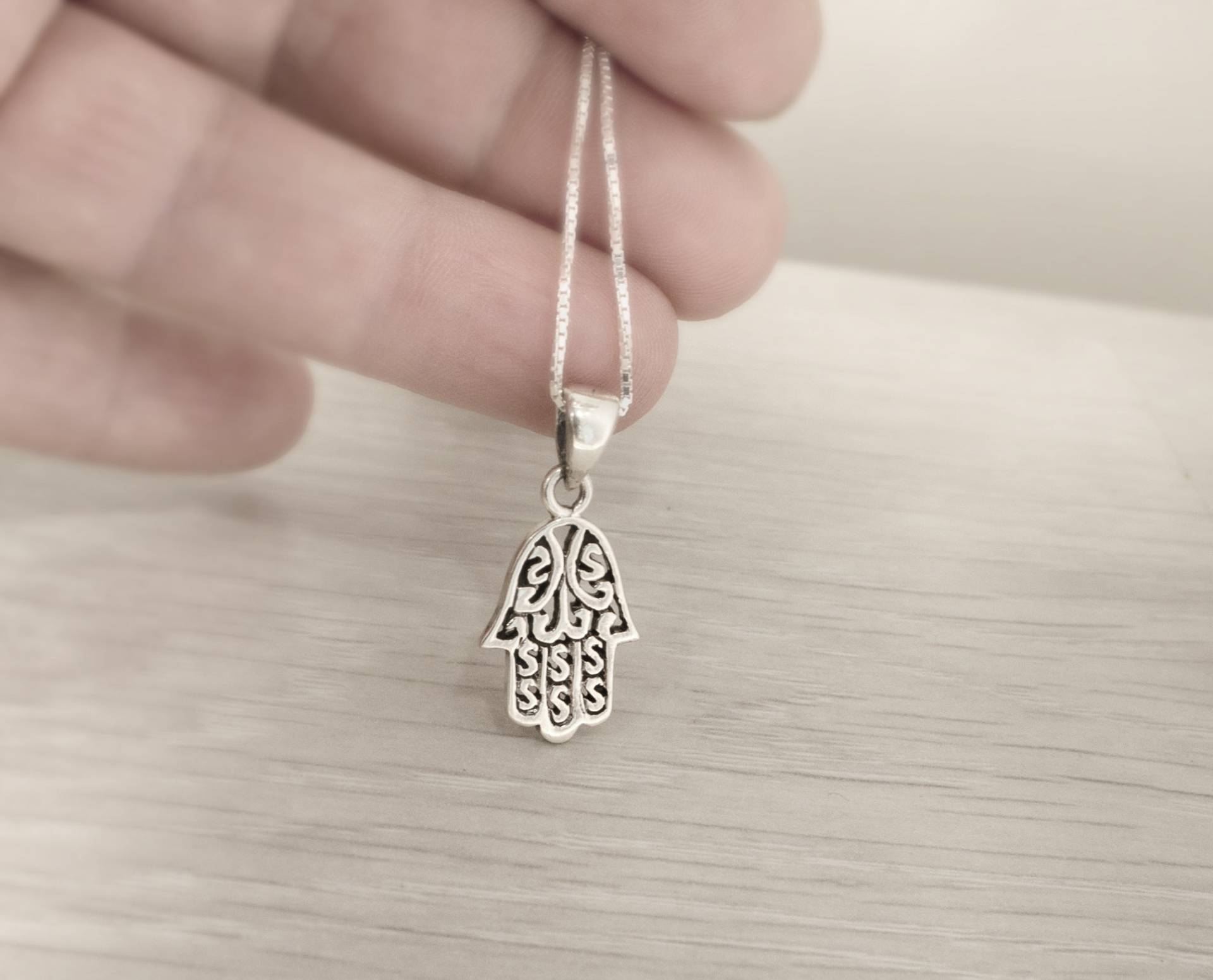 Kleine Zierliche Sterling Silber Filigrane Hamsa Halskette Mit Cut-Out Design von NadavArtJudaica