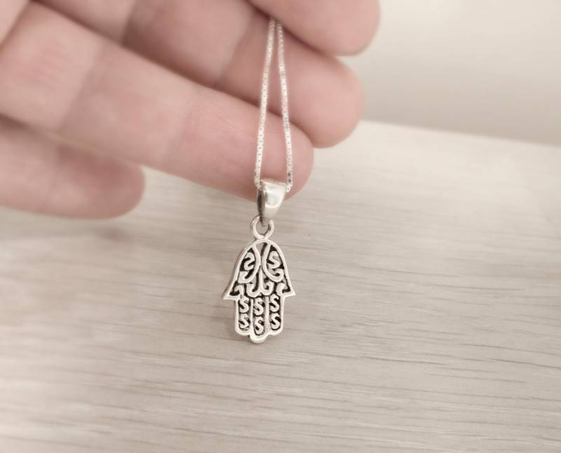 Kleine Zierliche Sterling Silber Filigrane Hamsa Halskette Mit Cut-Out Design von NadavArtJudaica