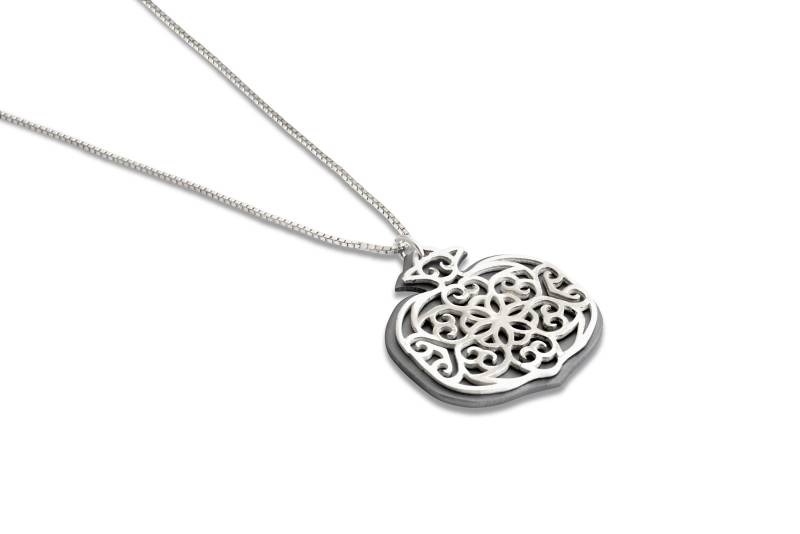 Personalisierter Moderner Und Super Stilvoller Mittelgroßer Granatapfel-Anhänger Aus Sterlingsilber Mit Bunter Aluminiumbasis von NadavArtJudaica