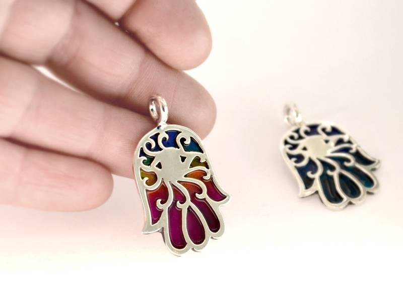 Zierliche Hamsa Hand Halskette Aus Sterlingsilber Mit Bunter Emaille von NadavArtJudaica