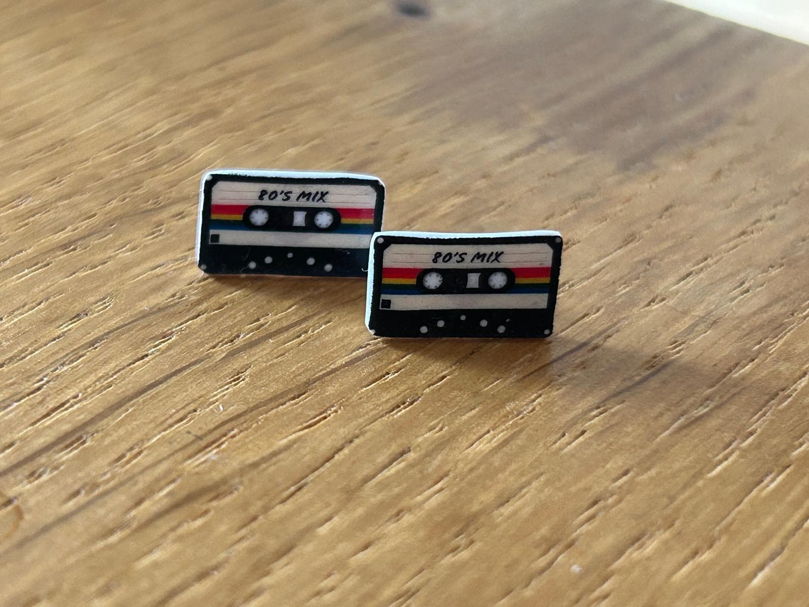 80S Retro Kassetten Ohrstecker - Handgemacht Aus Schrumpffolie Musik Schmuck Geschenk Für Musikfans Nickelfreie Edelstahlstecker 80S Retro Kassetten Ohrstecker - Handgemacht Aus Schrumpffolie Musik Schmuck Geschenk Für Musikfans Nickelfreie Edelstahlstecker von Naddelmachtdas