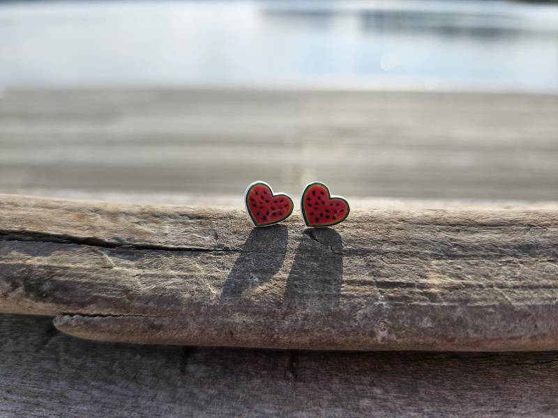 Herz-Ohrringe Wassermelone, Sommerliche Ohrstecker, Geschenk Für Sie, Handgemachter Schmuck Mit Resin Versiegelt, Nickelfreie Edelstahlsteck Herz-Ohrringe Wassermelone, Sommerliche Ohrstecker, Geschenk Für Sie, Handgemachter Schmuck Mit Resin Versiegelt, Nickelfreie Edelstahlsteck von Naddelmachtdas