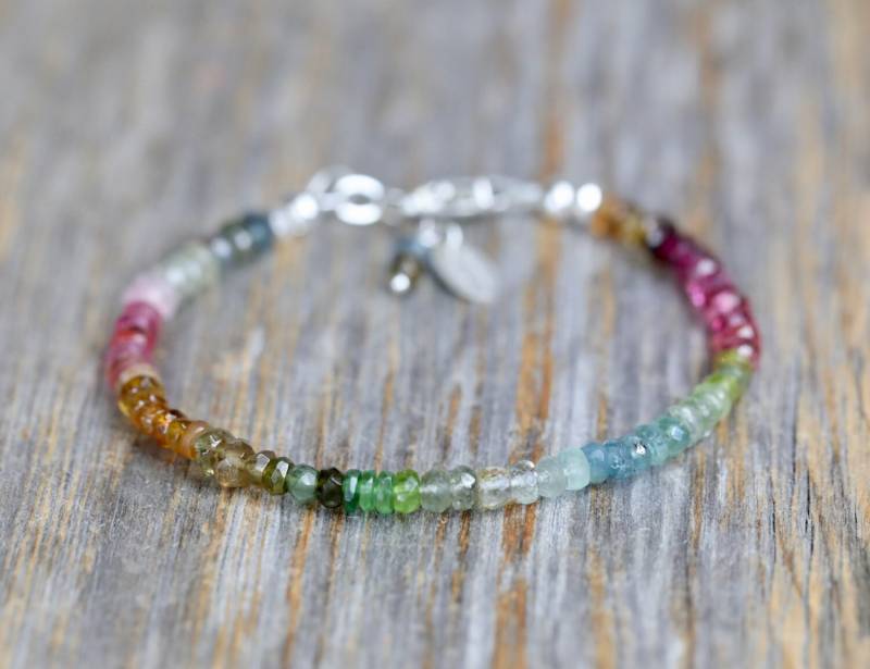 Turmalin Edelstein Armbandombre Shaded Perlen Armbandoktober Geburtsstein Geburtstaggeschenkidee Für Sieweihnachtenurlaubbunt Turmalin Edelstein Armbandombre Shaded Perlen Armbandoktober Geburtsstein Geburtstaggeschenkidee Für Sieweihnachtenurlaubbunt von NadeanDesigns
