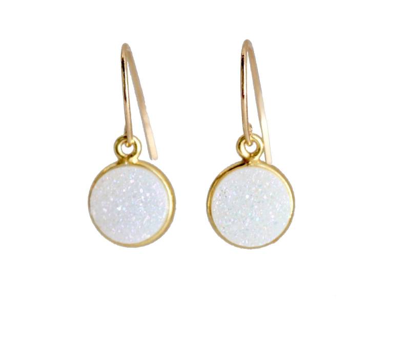 Weiße Druzy Runde Ohrringe14K Gold Filledhelles Weißdamen Schmuck Geschenkidee Für Siehochzeitbraut Ohrringebrautjungfernurlaubdatum Weiße Druzy Runde Ohrringe14K Gold Filledhelles Weißdamen Schmuck Geschenkidee Für Siehochzeitbraut Ohrringebrautjungfernurlaubdatum von NadeanDesigns