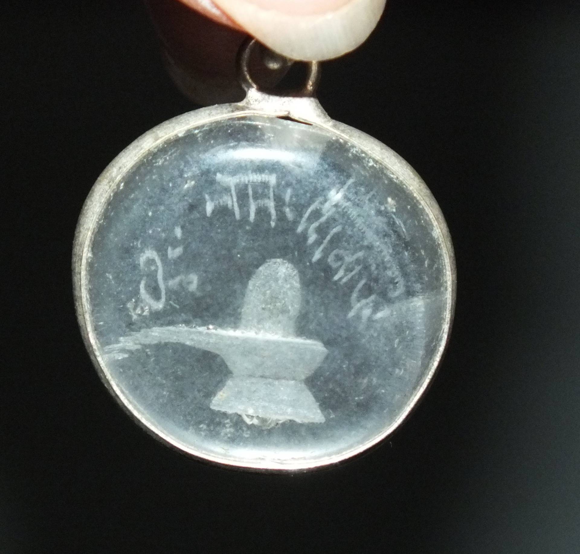 Kleiner Kristall Amulett Anhänger Mit Shiva Lingam Nepal Versandkostenfrei von NadearsTreasures