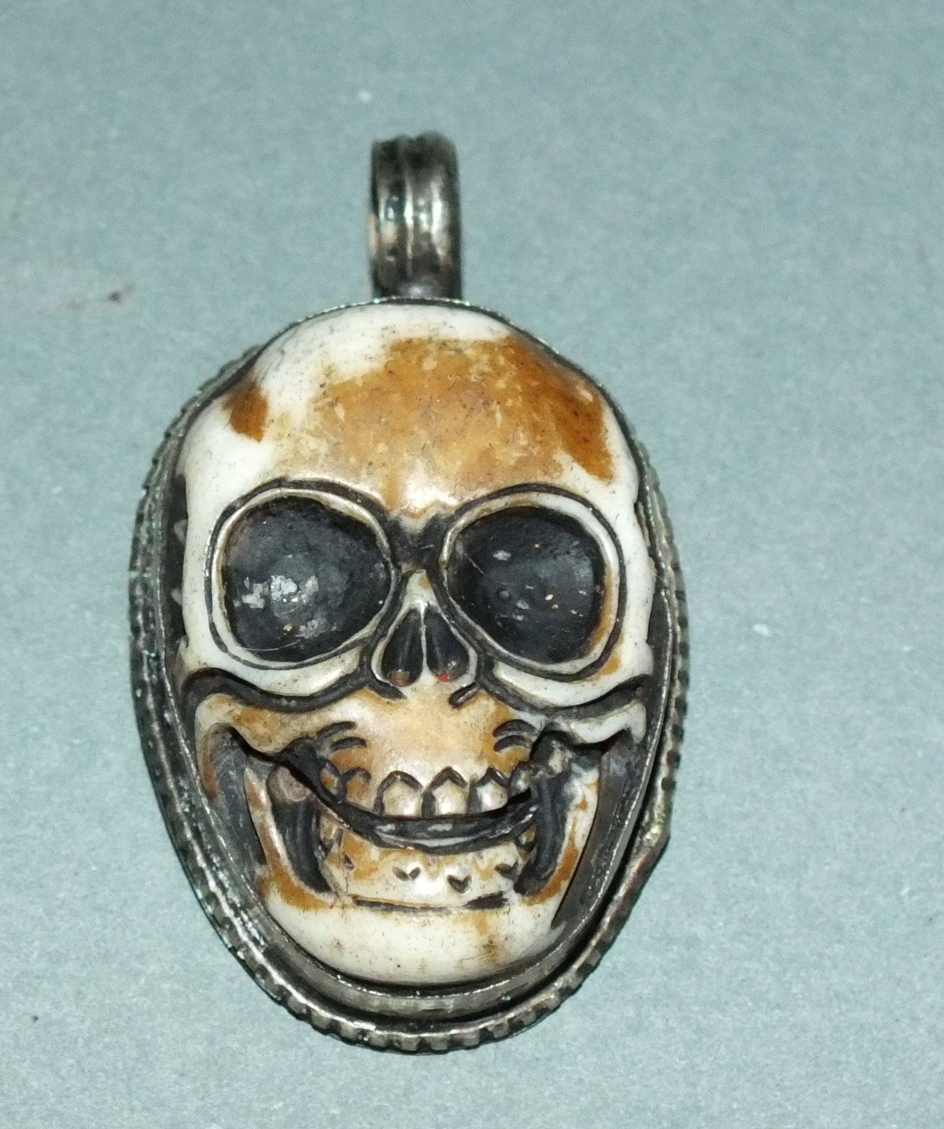 Knochenschädel Amulett Anhänger Mit Metallbefestigung Nepal Versandkostenfrei von NadearsTreasures