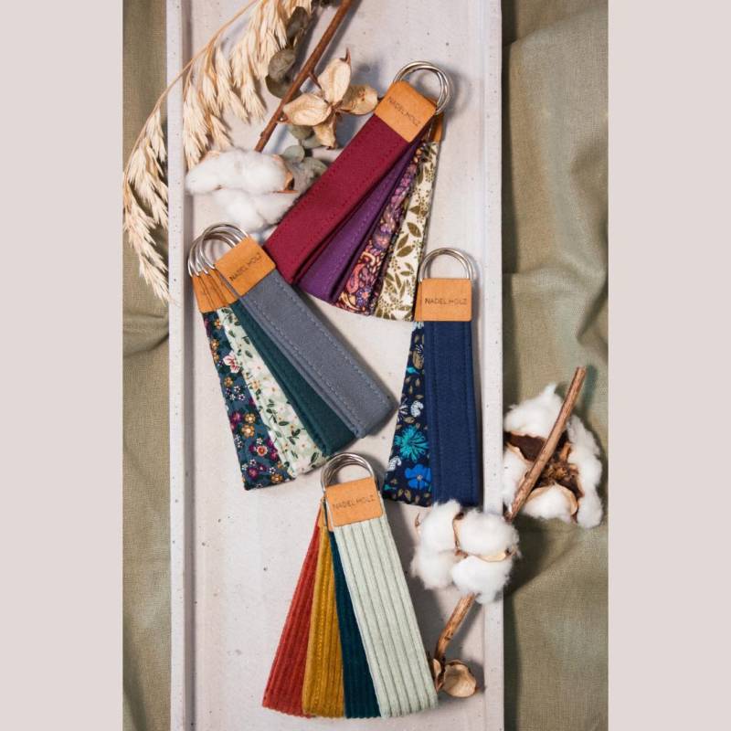 Handgefertigter, Personalisierbarer Schlüsselanhänger Aus Stoff Und Holz. Veganes Leder - Einzigartig Individuell Handgefertigter, Personalisierbarer Schlüsselanhänger Aus Stoff Und Holz. Veganes Leder - Einzigartig Individuell von NadelHolzManufaktur