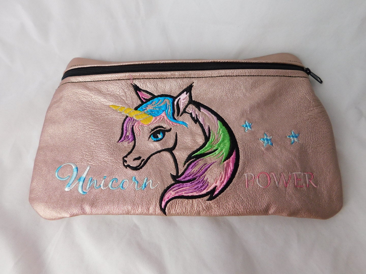 Bestickte Make Up Tasche Einhorn 19x26 cm Aus Glänzendem Kunstleder Unicorn Power - T-022 von Nadelklapperei