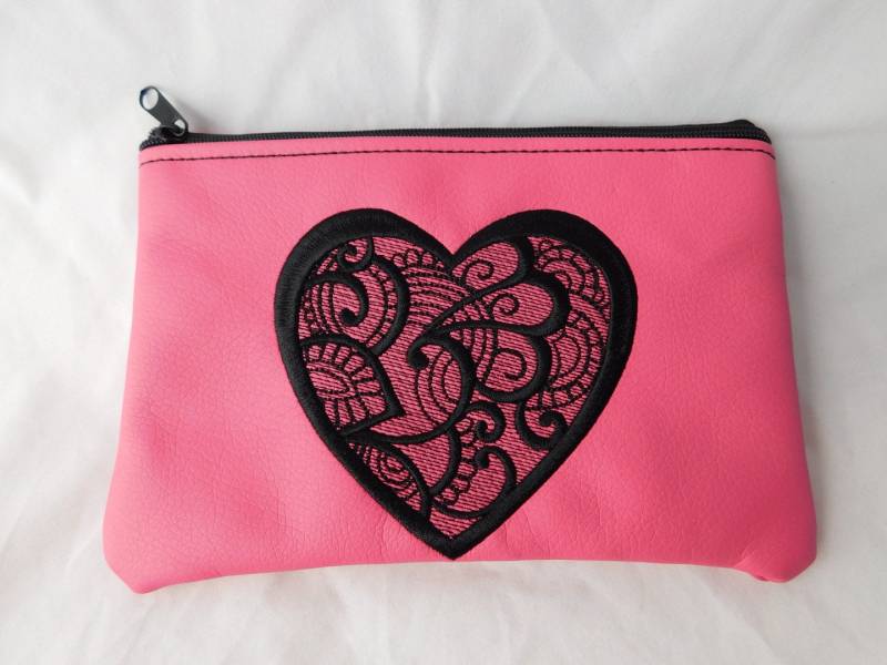 Bestickte Make Up Tasche Herz 12x17 cm - Versandkostenfrei von Nadelklapperei