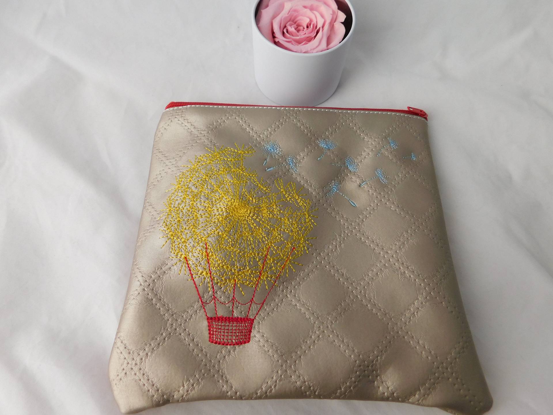 Bestickte Make Up Tasche Pusteblumenballon Kunstleder 18x18 cm - Versandkostenfrei von Nadelklapperei