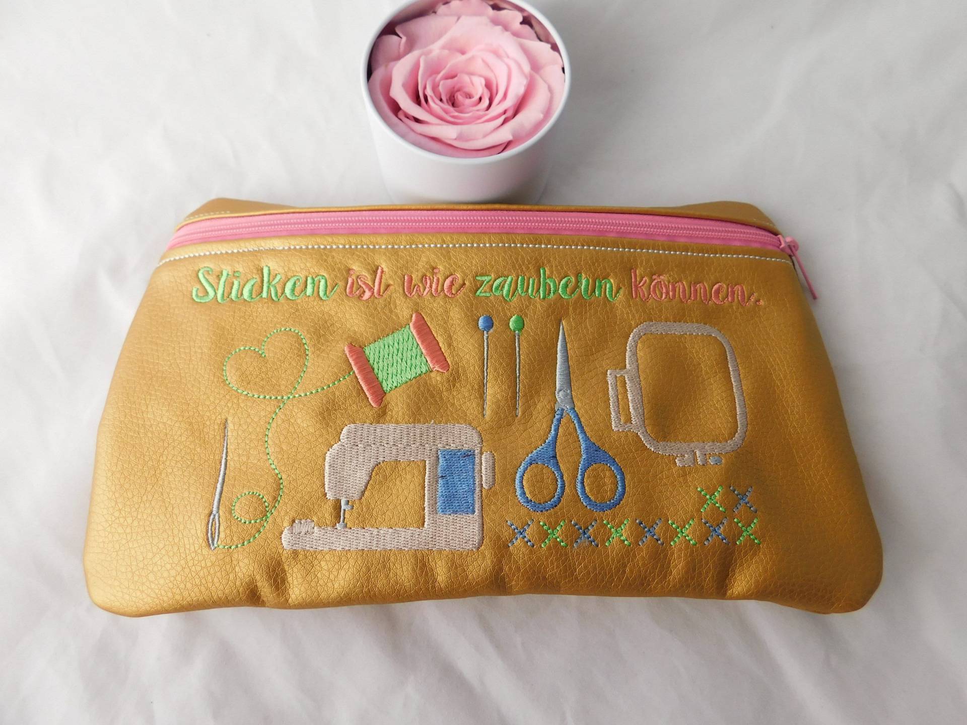 Bestickte Make Up Tasche Sticken Ist Wie Zaubern Können Ca. 24x14 cm - Versandkostenfrei von Nadelklapperei