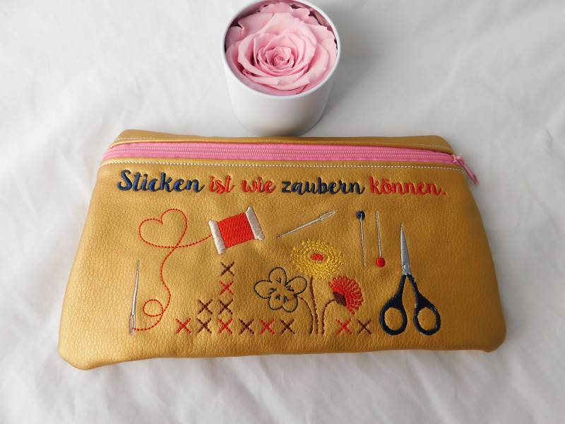 Bestickte Make Up Tasche Sticken Ist Wie Zaubern Können Ca. 24x14 cm - Versandkostenfrei von Nadelklapperei