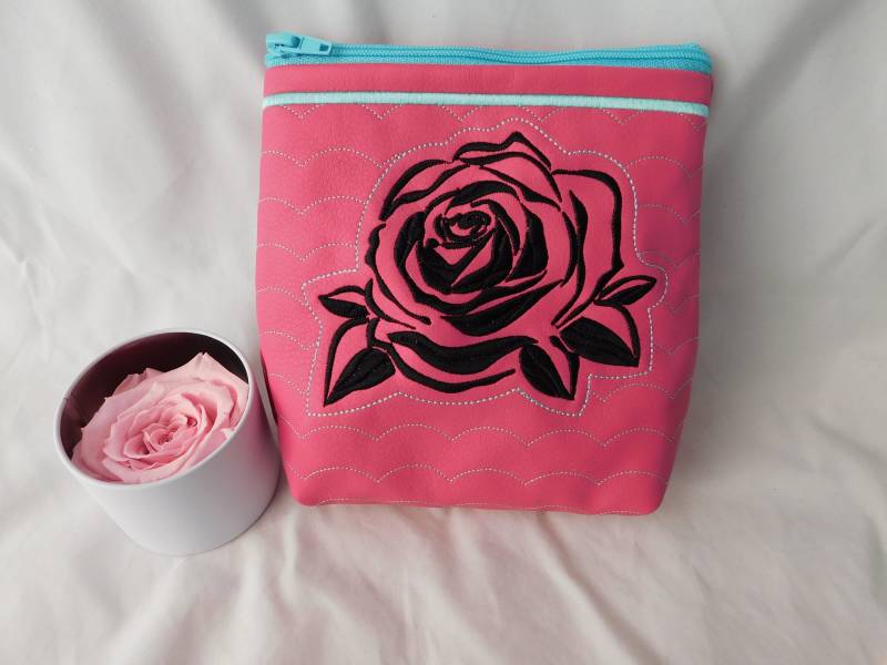 Bestickte Tasche Mit Schwarzer Rose Auf Pink, Außen Kunstleder, Innen Baumwolle - Versandkostenfrei von Nadelklapperei