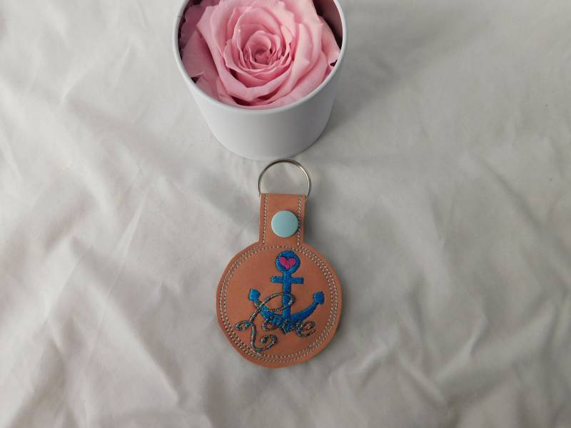 Bestickter Schlüsselanhänger Anker Aus Kunstleder - A-282 Bestickter Schlüsselanhänger Anker Aus Kunstleder - A-282 von Nadelklapperei