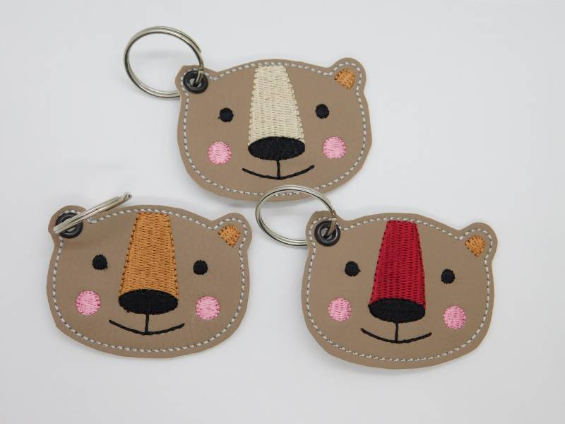 Bestickter Schlüsselanhänger Bär A-160-A-162 von Nadelklapperei
