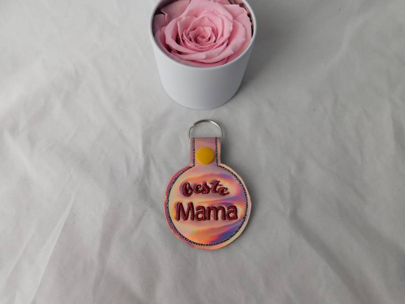 Bestickter Schlüsselanhänger Beste Mama Aus Kunstleder A-163 von Nadelklapperei