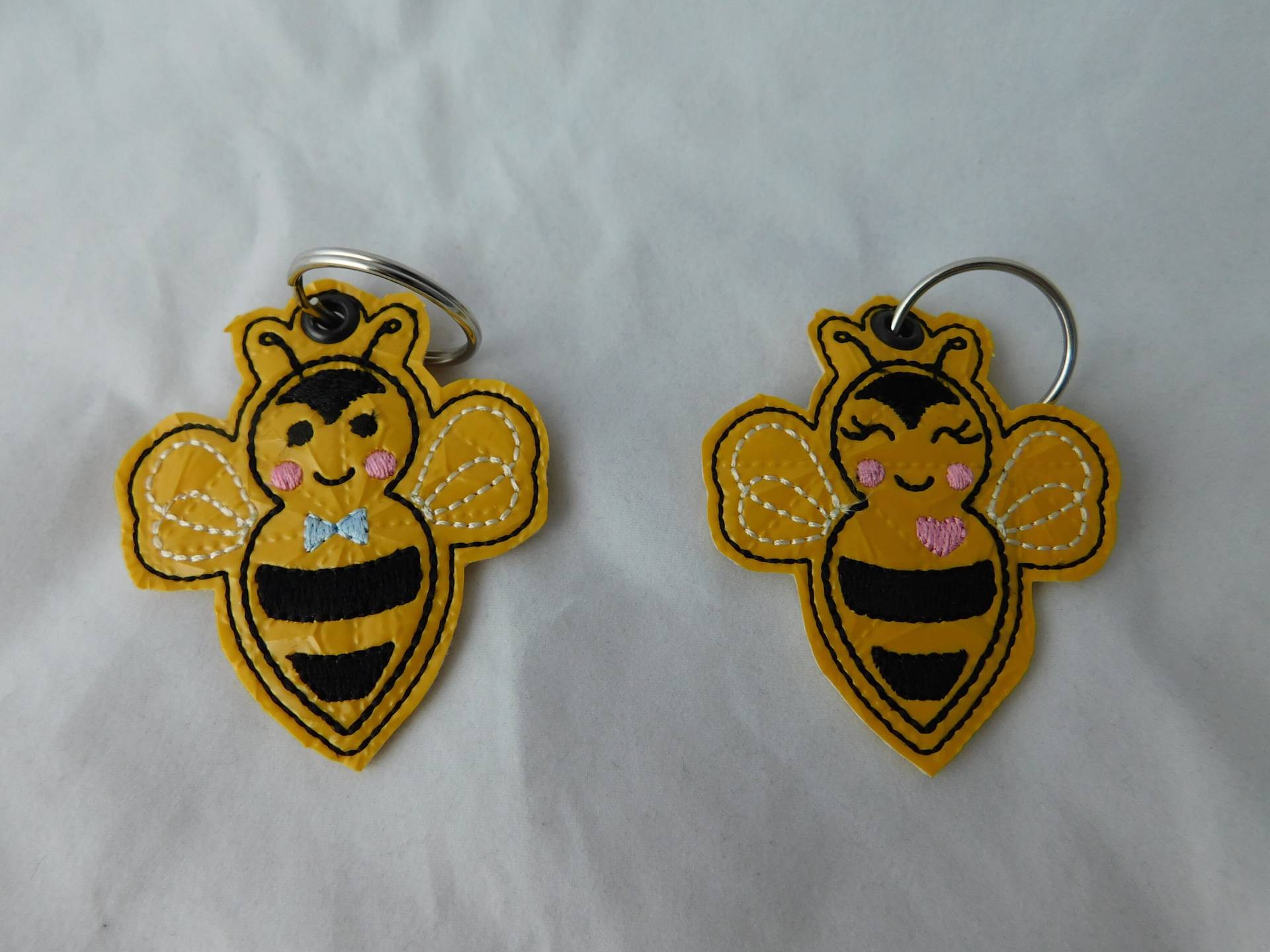 Bestickter Schlüsselanhänger Biene Mit Fliege Oder Herz A-128-A-129 von Nadelklapperei