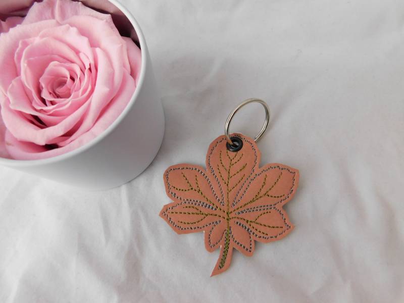 Bestickter Schlüsselanhänger Blätter, 2 Varianten A-095-A-096 von Nadelklapperei