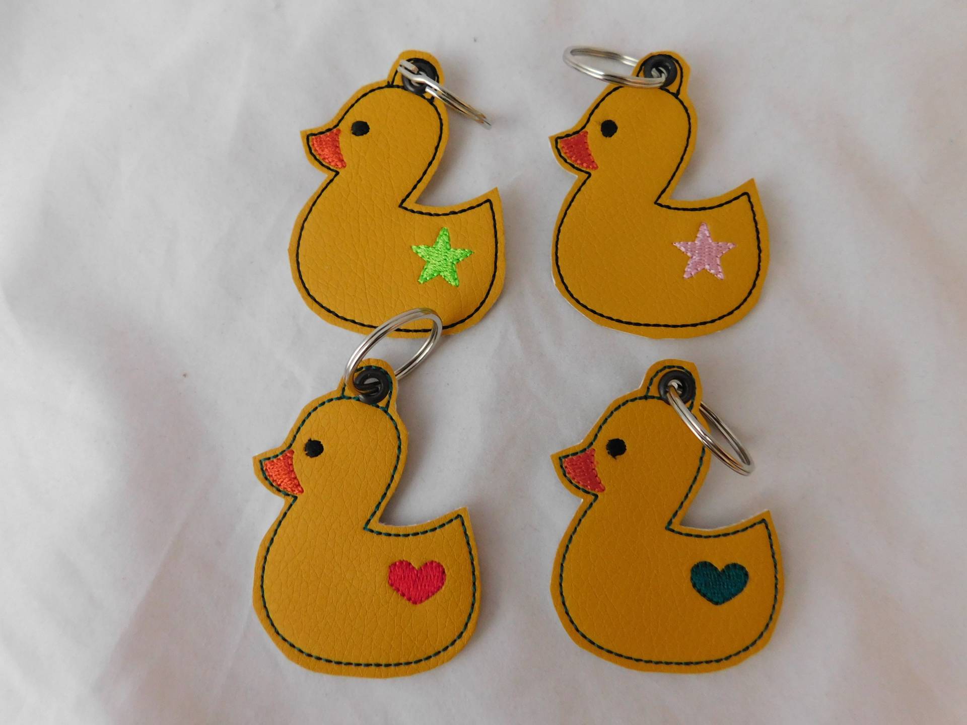 Bestickter Schlüsselanhänger Enten Kunstleder - A-180-A-181 von Nadelklapperei